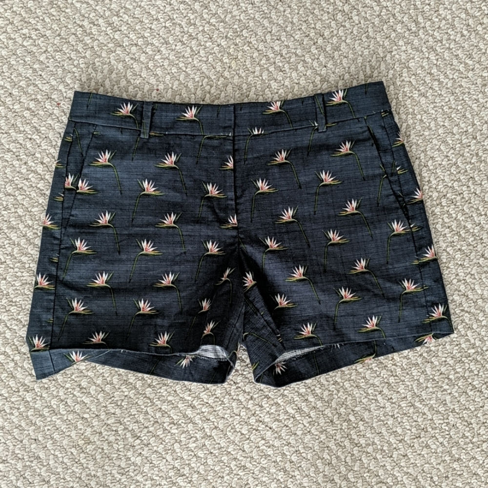 Ann Taylor Devin fit shorts dark blue with floral